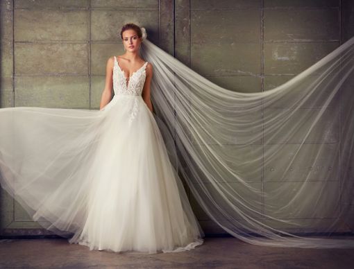 Das Trendelement an Brautkleidern: Viel Tüll und ein langer Schleier, wie bei diesem Modell von Lilly. Foto: LILLY/www.lilly.de/dpa-tmn