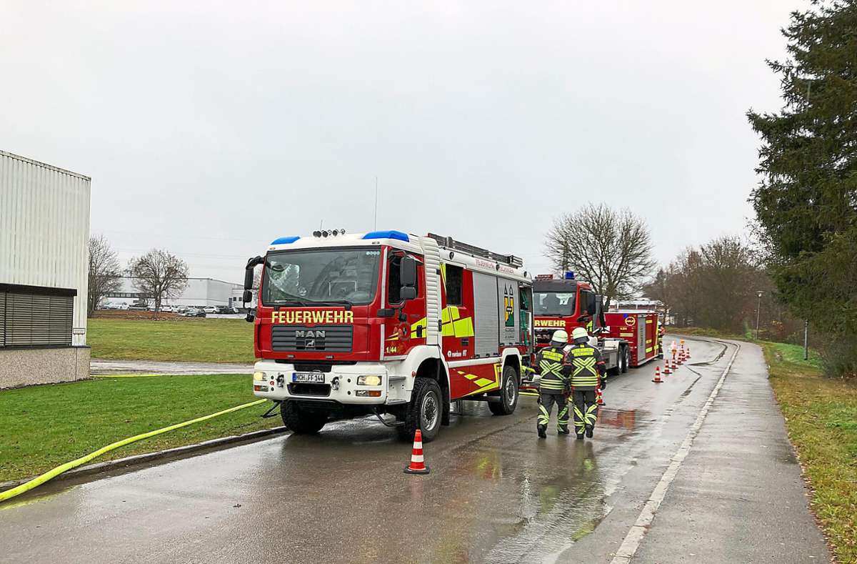 Bei einer Firma in Hechingen rückten Feuerwehr und DRK zum Großeinsatz wegen des Massananfalls von Verletzten an. Foto: Privat