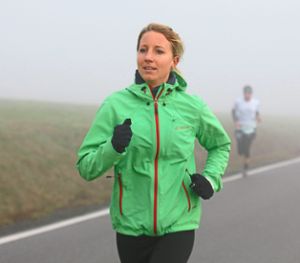 Sie kam, sah und siegte: Sandra Schäfer nahm zum ersten Mal am Hohenzollern Berglauf teil und kam als Erste ins Ziel.  Foto: Kara Foto: Schwarzwälder Bote