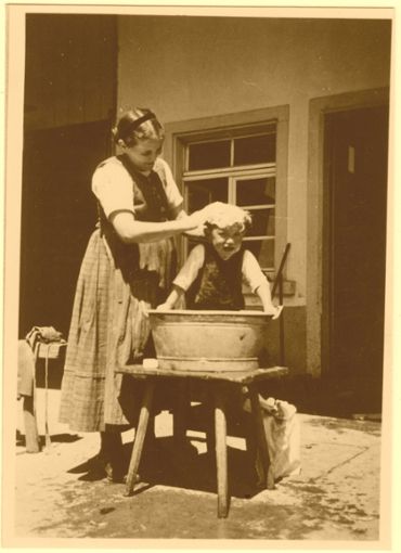 Eine der historischen Aufnahmen zeigt, wie Hansjörg Ruf der Kopf gewaschen wird.  Repro: Störr Foto: Schwarzwälder Bote