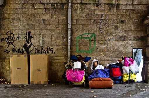 Unter Brücken, hinter Häuserfassaden oder in Zelten: Vielerorts sichern sich Obdachlose Plätze in der französischen Hauptstadt Paris, die wenigstens ein Minimum an Privatsphäre ermöglichen Foto: dpa