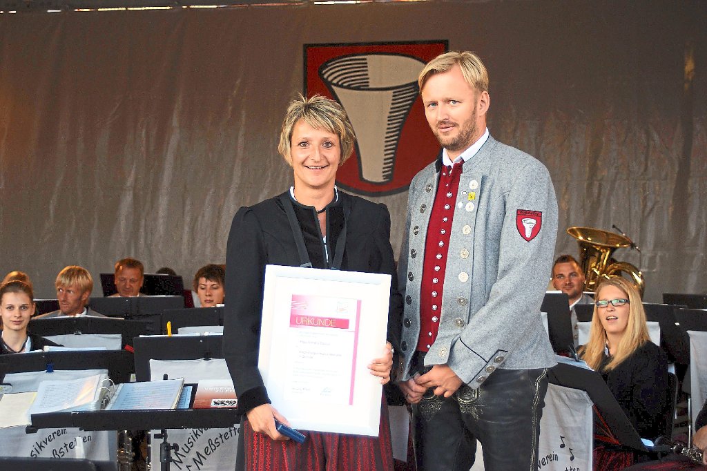 Musikvereins-Mitglied Annette Stölzle ist von Vorstandsmitglied Michael Weier geehrt worden. Foto: Franke Foto: Schwarzwälder-Bote