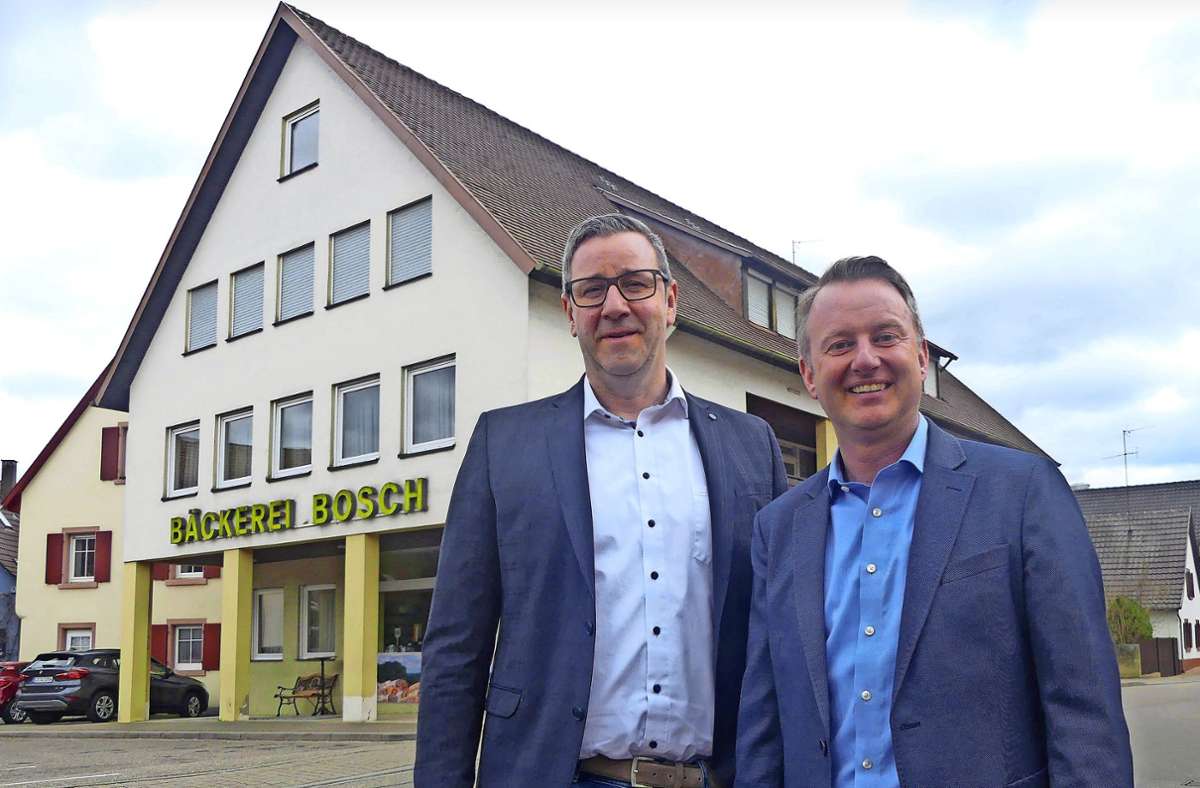Vermittler Pirmin Bender (links) und Bürgermeister Pascal Weber freuen sich, dass die Gemeinde die Bäckerei Bosch gekauft hat. Foto: Köhler