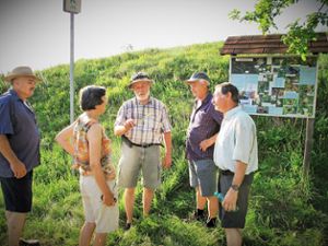 An der Harthauser Heide informierten sich die Teilnehmer über extensive Beweidung.  Foto: Gauggel Foto: Schwarzwälder Bote