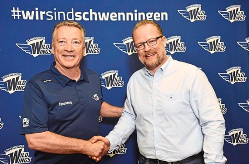 Willkommen in Schwenningen: Das neue Wild-Wings-Polohemd steht Harold Kreis (links) schon gut. Sportdirektor Christof Kreutzer schätzt den neuen Coach bereits lange. Foto: Roland Sigwart