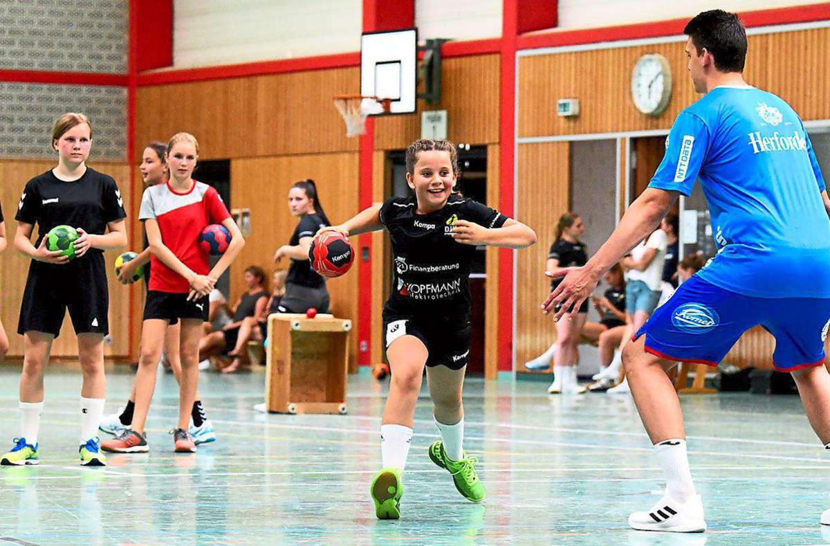 Im vergangenen Jahr war Handballprofi Frederik Simak zu Gast im Handballtraining der DJK-heimschule Ettenheim. Foto: Schule