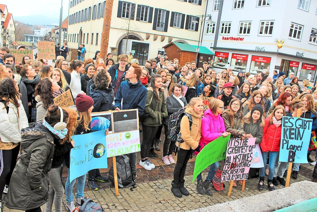 Mit Transparenten in den Händen stehen die Schüler auf dem Balinger Marktplatz. Sie demonstrieren dort am Freitag für mehr Klima- und Umweltschutz.