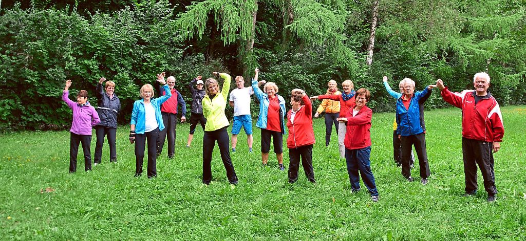 Warmmach-Gymnastik: Für den Lauftreff für Walking und Nordic-Walking der korrekte Einstieg, bevor es mittwochs und samstags in den Wald geht.  Foto: Reinhardt