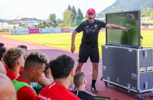 Der damalige Taktikmeister und seine Schüler: Tim Walter erklärt den VfB-Spieler seine Vorstellungen per Video direkt am Spielfeldrand in Kitzbühel. Foto: Baumann/J