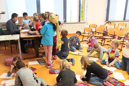 Autor und Illustrator Tino begeistert mit seiner Lesung die Grundschüler in Seedorf. Foto: Schule Foto: Schwarzwälder-Bote