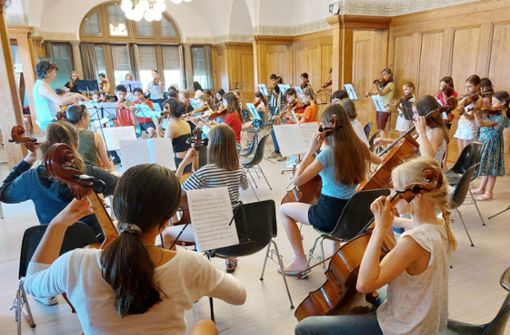 Bei der Gesamtprobe bereiten sich die drei Orchester unter der Leitung von Irene Bütler auf das gemeinsame Konzert vor. Foto: Hammen