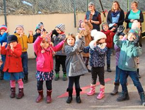 Die Mädchen und Jungen des Kindergartens Wunderfitz führen einen Tanz zur Eröffnung der neuen Außenstelle, die übergangsweise im ehemaligen französischen Kindergarten eingerichtet wurde, auf. Fotos: Jakober Foto: Schwarzwälder Bote