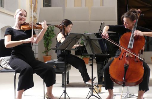 Hanna Ponkala-Nitsch (Violine, von links), Rie Kibayashi (Klavier) und Larissa Nagel (Violoncello) eröffnen die Meisterkonzerte-Saison in Oberndorf. Foto: Weber