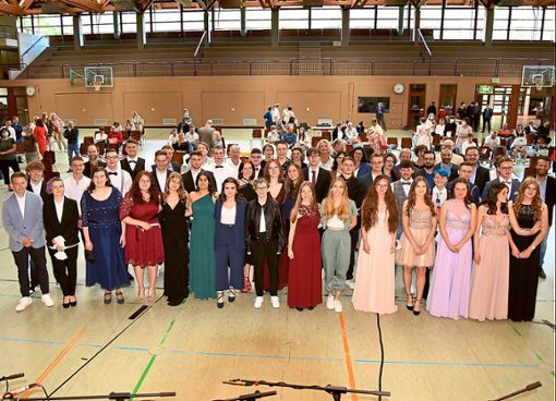 Reifezeugnis ist überreicht: 34 junge Damen und Herren aus Oberndorf und Umgebung treten ins echte Leben ein.   Foto: Wagner