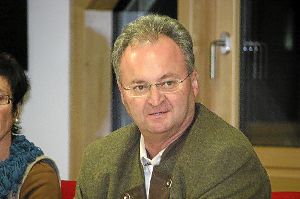 Arno Zengerle, Bürgermeister der Gemeinde Willdpoldisried im Oberallgäu hat die Schonacher Gemeinderäte mit seinen Ausführungen sichtlich begeistert. Foto: Eberl Foto: Schwarzwälder-Bote