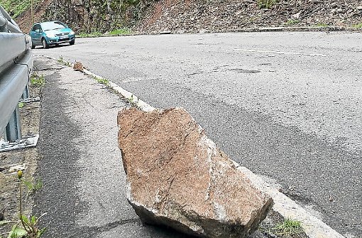 Dass ein so großer Stein wie am Samstag im Bernecktal auf die Straße stürzte hatte niemand erwartet. Foto: Wegner