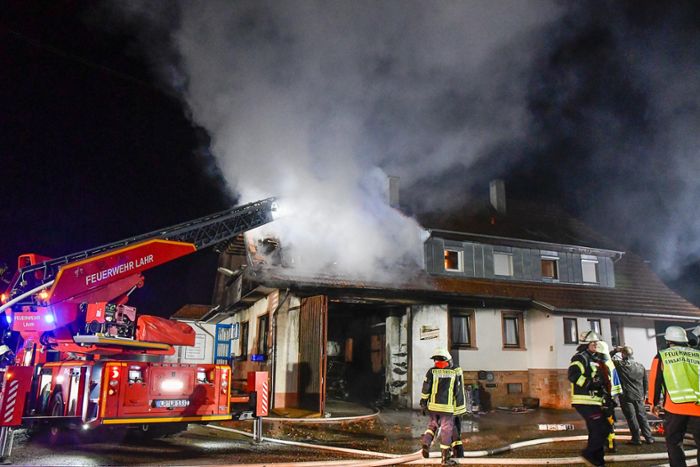 Großeinsatz der Feuerwehr: Dachstuhl in Dörlinbach brennt