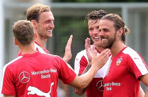 Die Nationalspieler wie Martin Harnik (rechts) sind beim VfB Stuttgart wieder ins Training eingestiegen. Foto: Pressefoto Baumann