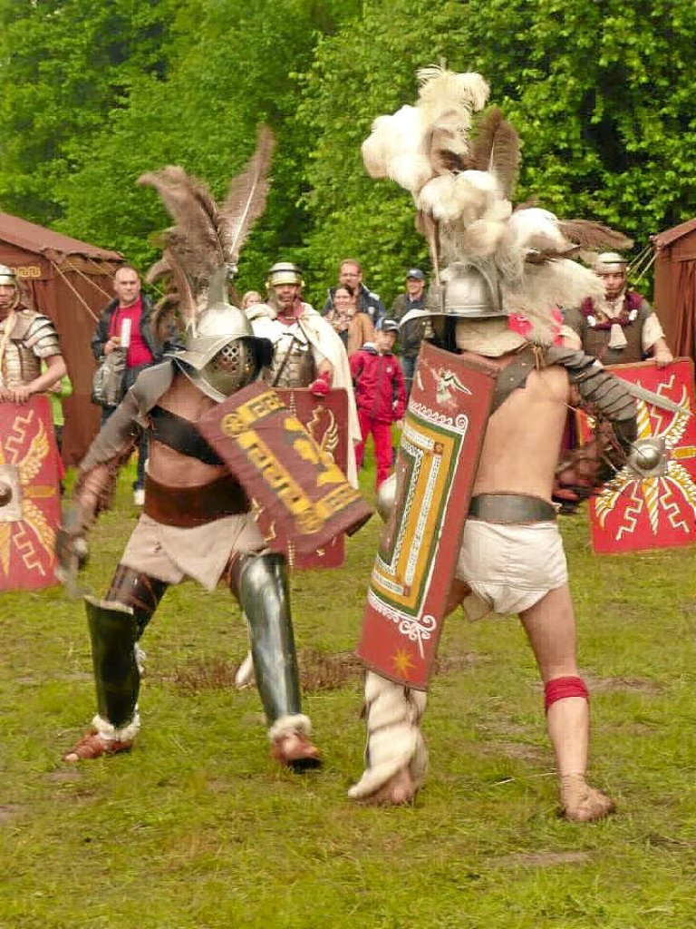 In originalgetreuer Ausrüstung zeigt eine Gladiatorengruppe, wie im alten Rom Schaukämpfe aussahen.  Foto: Privat