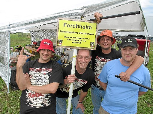 Eltern haften für ihre Rotzlöffel steht auf dem Schild, mit dem die Jungs aus Forchheim auf dem Metal-Camp bei Weilstetten das Hoheitsgebiet Oberfranken abgesteckt haben.   Foto: Erb