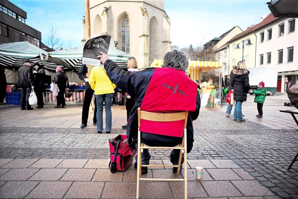 Auf einem hölzernen Klappstuhl sitzt Günther Klein auf dem Balinger Marktplatz und bietet die Zeitung trott-war an. Klein verdient damit ein Taschengeld – wichtiger ist für ihn, dass er Kontakt zu Leuten bekommt.