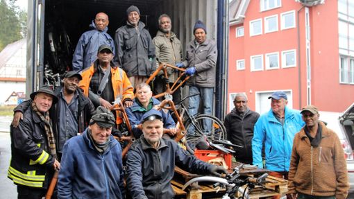 300 Fahrräder wurden verladen und werden in Eritrea viel Unterstützung leisten. Vorne in der Mitte der örtliche  Organisator Ewald Baumann. Foto: Dagobert Maier