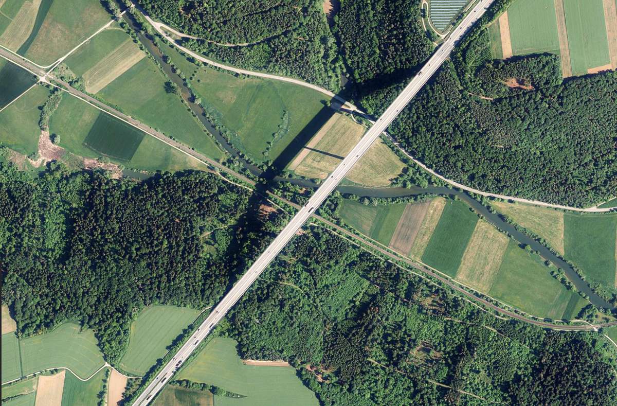 900 Meter lang, 28 089 Quadratmeter Fläche: die Neckartalbrücke Weitingen heute Foto: Landesarchiv/StAL/EL68IX-18426