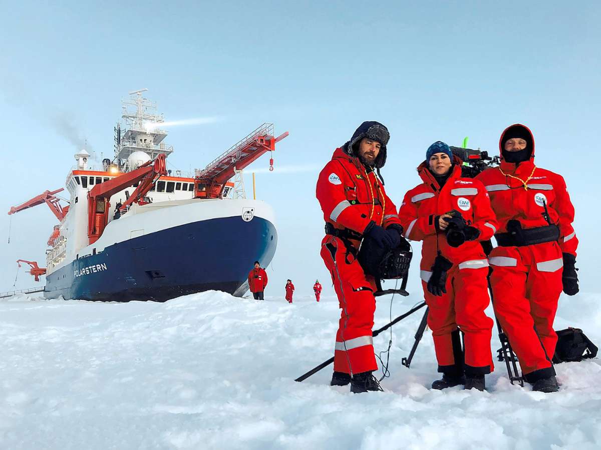 Sie haben die weltgrößte Arktisexpedition bildlich festgehalten: Das UFA-Team mit dem in Horb aufgewachsenen Philipp Grieß (links) und Jakob Stark, in der Mitte die Fotografin Esther Horvath.