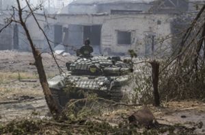 Der Kommandant eines ukrainischen T- 72-Kampfpanzers  beobachtet das Gefechtsfeld in der umkämpften Stadt Sjewjerodonesk. Foto: dpa/Oleksandr Ratushniak