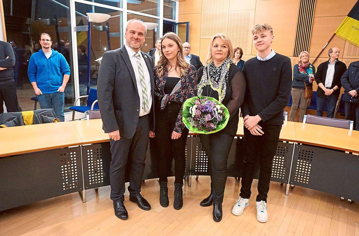 Bürgermeister Matthias Leyn (von links) nahm zusammen mit seiner Tochter Emily, seiner Frau Anja und seinem Sohn Jonas den Applaus der Besucher im Rathaus von Schömberg entgegen. Foto: Krokauer