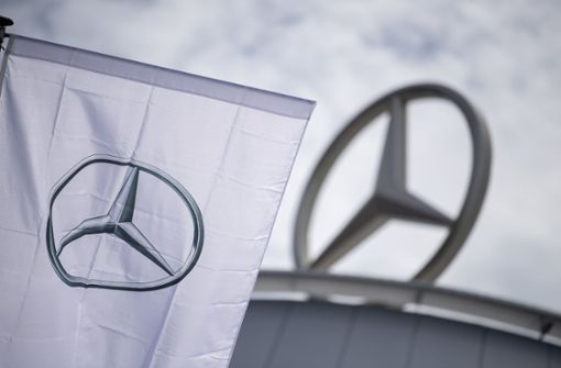 Eine Fahne mit dem Logo der Marke Mercedes-Benz, dem Mercedes-Stern, weht vor einem Showroom der Firma. Foto: dpa/Sebastian Gollnow