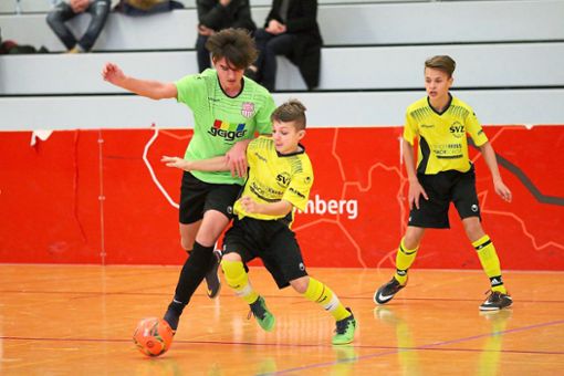 Keine Chance hatten die C-Junioren von  Rot-Weiß Ebingen im Finale gegen den SV Zimmern (gelbe Trikots). Foto: Kara Foto: Schwarzwälder Bote