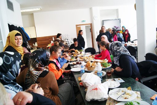 Äußerst lebhaft geht es beim Frauenfrühstück in der Ditib-Moschee in der Tailfinger Georgstraße zu.  Foto: Müller