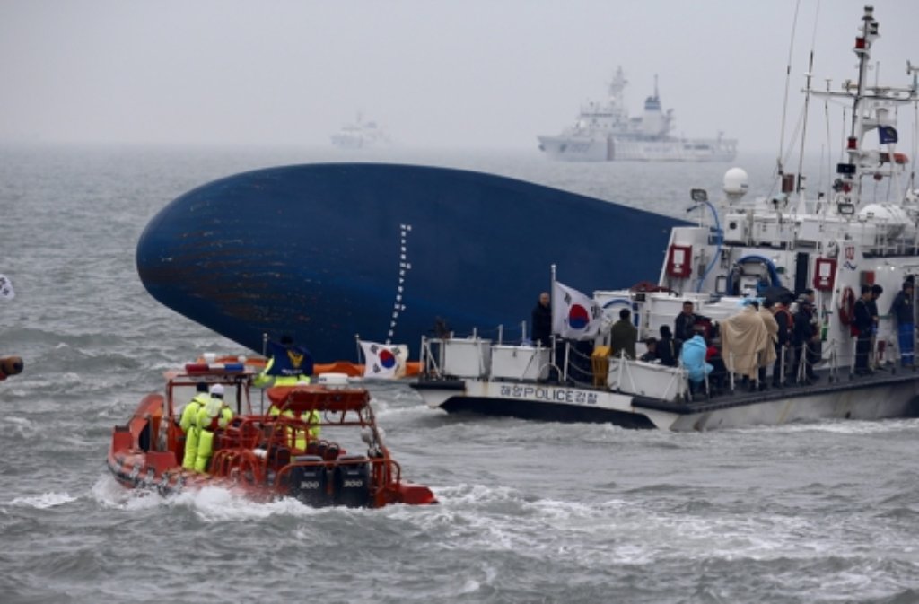 Rettungsmannschaften suchen weiter fieberhaft nach Überlebenden unter den fast 300 Vermissten vor der Küste Südkoreas. Foto: dpa