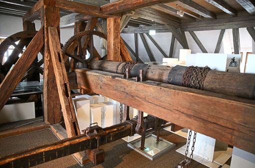 Die riesige Holzwaage in der Balinger Zehntscheuer. Ursprünglich stammt sie aus Niedersachsen, dorthin wird sie nun überführt. Foto: Maier