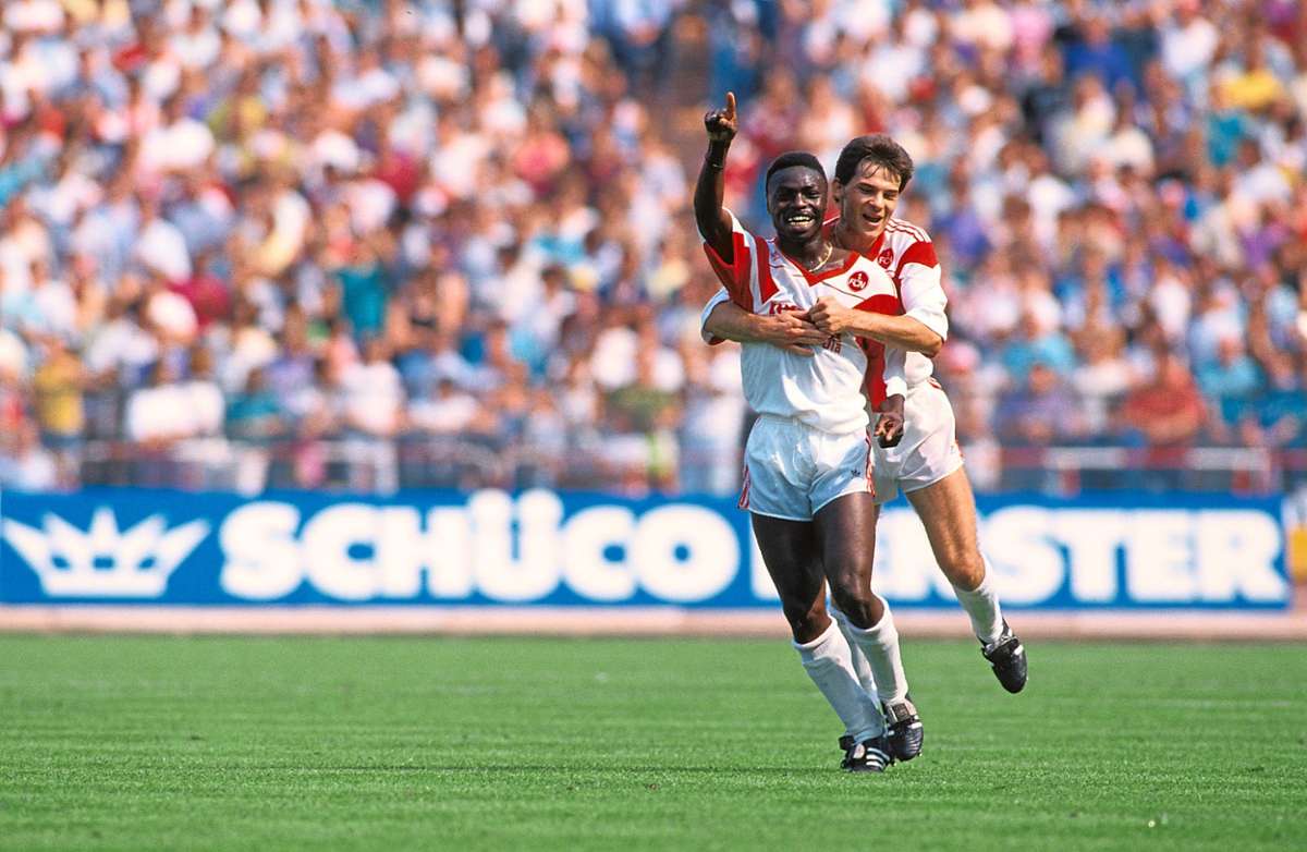 Souleymane Sané (links) bejubelt 1989 sein Tor für Nürnberg gegen Bayern München.