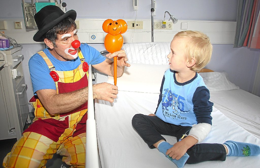 Krankenhausclown DoDo zeigt Lars, was eine Springmaus ist – nicht zufällig ist das der Name des Fördervereins, ohne den es den Clown nicht gäbe. Foto: Schwarzwälder-Bote