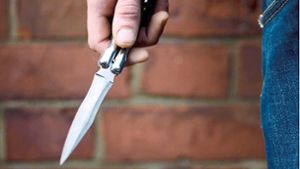 Der Unbekannte fügte dem 24-Jährigen mit einem kleinen Messer eine Stichwunde am Hals zu. (Symbolfoto) Foto: Grove
