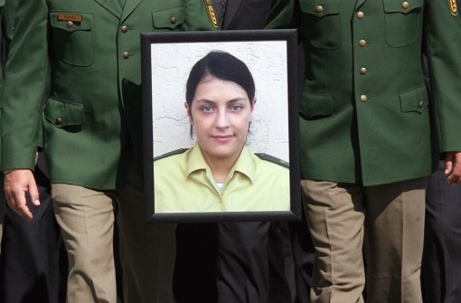 Polizisten erweisen im April 2007 ihrer getöteten Kollegin Kiesewetter die letzte Ehre. Foto: dpa