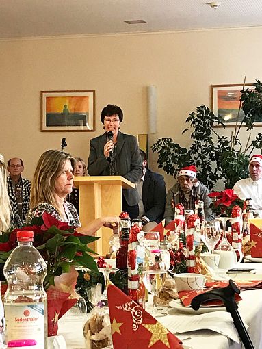 Pfarrerin Nicole Gneiting war nur eine der Grußrednerinnen bei der Weihnachtsfeier des VdK Ebingen. Foto: Jacksteit Foto: Schwarzwälder-Bote