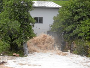 Wassermassen wie hier in Neufra 2014 können auch abseits von Gewässern schnell entstehen und zur Gefahr werden. Foto: Scheidel