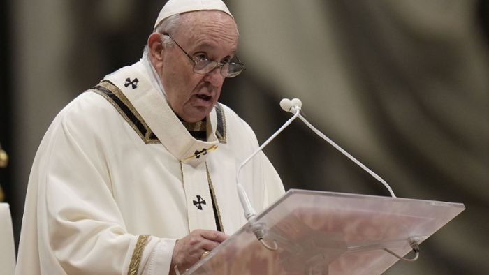 Papst feiert Christmette: Zu Weihnachten ist alles umgekehrt