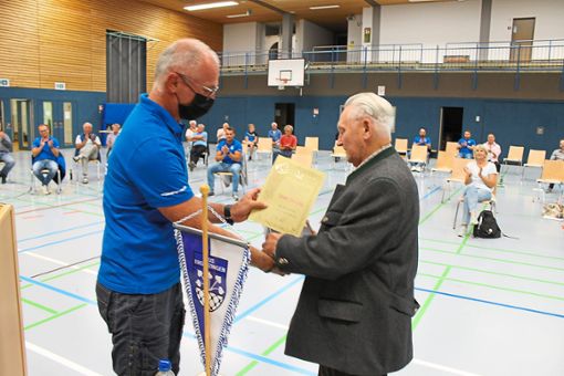 Für seine 70-jährige Mitgliedschaft wurde Altbäckermeister und Ex-Schiedsrichter Anton Breuling (rechts) von Sportvorstand Gerald Dettling mit Ehrenurkunde und einem Präsent ausgezeichnet. Foto: Ranft