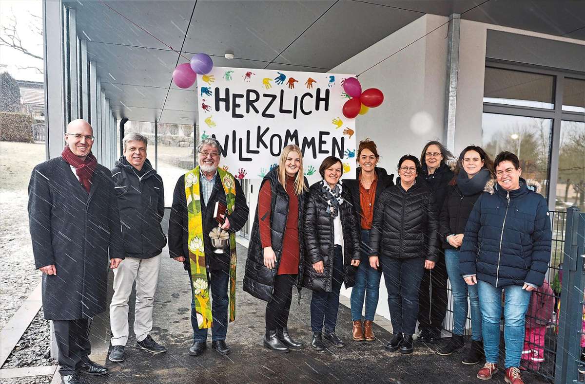 Bei der Einweihung (von links): Bürgermeister Johannes Blepp, Architekt Harald Ganter, Pfarrer Hermann Barth, die neue U3-Leiterin Jana Schmeh und die sechs Erzieherinnen.