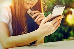 Immer mehr Kunden erledigen ihre Überweisungen online per Smartphone. Foto: Fotolia
