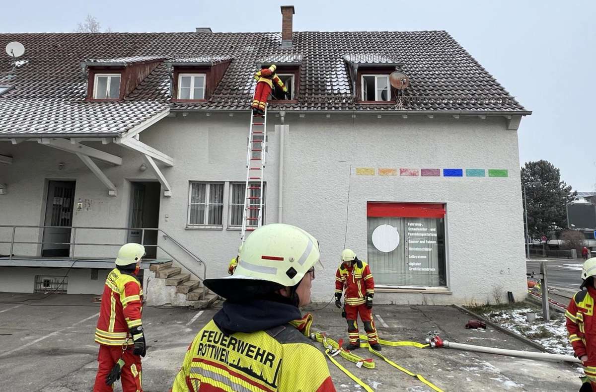 Der Löschangriff über tragbare Leitern wird an dem zum Abriss anstehenden Gebäudekomplex an der Heerstraße geübt. Foto: Kohl