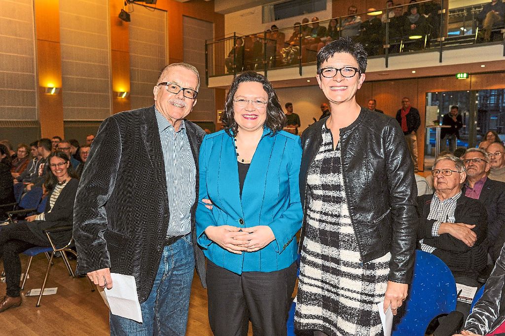 Die SPD-Bundestagsabgeordnete Saskia Esken (rechts) und Bürgermeister-Stellvertreter Rainer Schmid begrüßten Bundesarbeitsministerin Andrea Nahles im Nagolder Kubus.