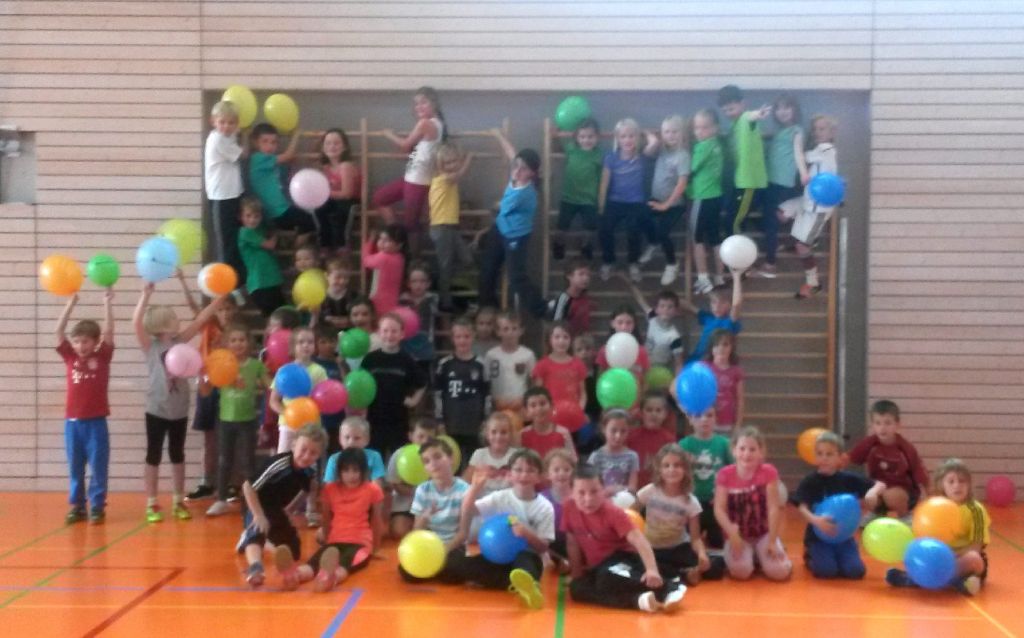 Spaß und Spiel: Rund 60 Schüler bekommen beim Grundschulaktionstag das Handball-Spielabzeichen. Foto: Schule Foto: Schwarzwälder-Bote