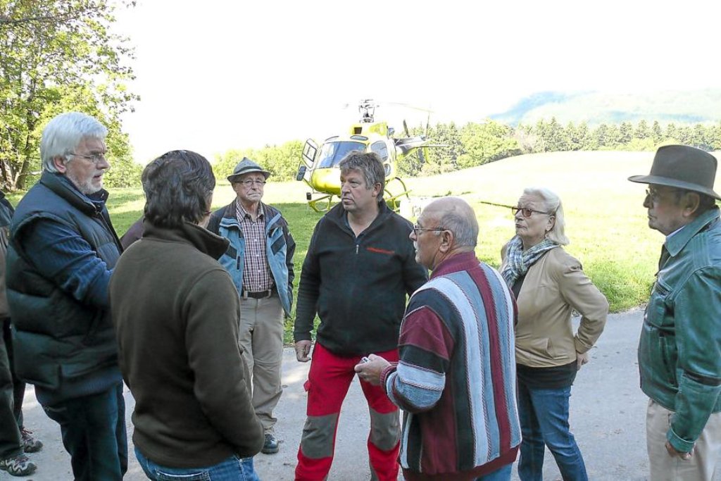 Pilot Udo Ramm (Mitte) im Gespräch mit Ortsvorsteher Josef Rissler und Schörzinger Bürgern.