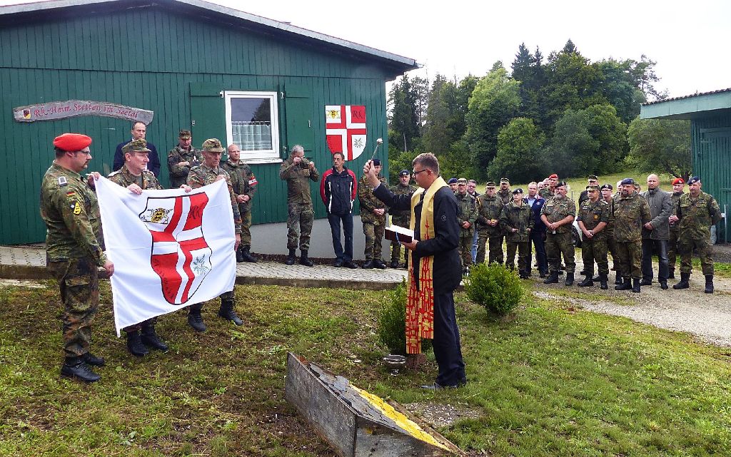 Pfarrer Wojtek Weckowski weiht die neue Fahne. Fotos: Grimm
